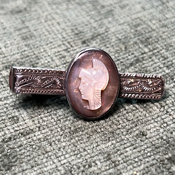Vintage sterling silver MOP shell gladiator left facing cameo etched tie clip - Picture 6 of 9